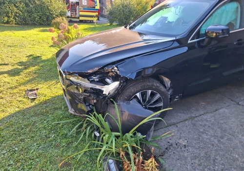 Samochód uderzył w budynek mieszkalny. Dwie osoby ranne