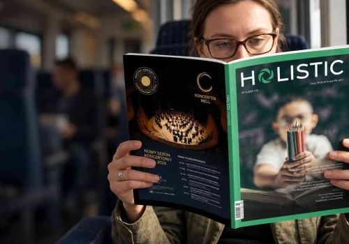 Od szkolnej ławki po samotną śmierć. Co znajdziemy w nowym „Holistic News”?