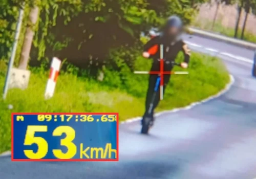 14-latek pędził hulajnogą po ruchliwej trasie. Finał szalonego rajdu był łatwy do przewidzenia