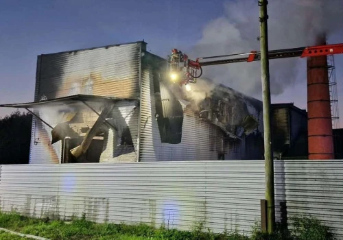 Pożar hali w Łęczycach. W akcji 18 zastępów straży pożarnej