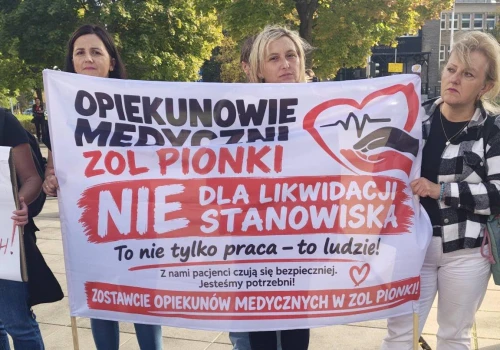Opiekunowie medyczni wyszli na ulice. Protestują przeciwko zwolnieniom i likwidacji stanowisk