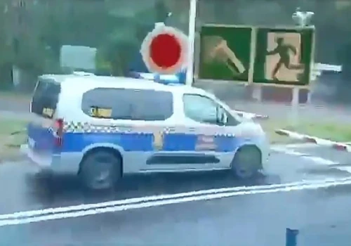 Straż Miejska z Dąbrowy Górniczej pod szlabanem na przejeździe. Mandat: 50 zł