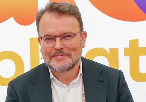 Śpiewa na całym świecie, do pracy jeździ rowerem. Konieczny w 