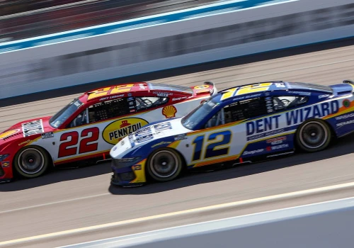 Charlotte i Phoenix kolejnymi miejscami walki o mistrzostwo NASCAR. Wyścigi na żywo w Motowizji