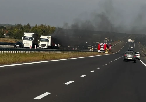 Pożar ciężarówki na A4 na Podkarpaciu. Gęsty czarny dym, zablokowany pas ruchu