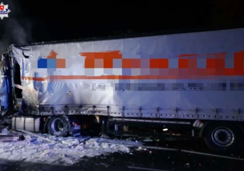 Dwie ofiary wypadku na S12/S17. Policja szuka świadków i nagrań