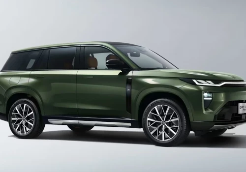 Nowy chiński SUV wjeżdża do Polski. Ma 496 KM i silnik spalinowy