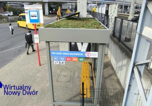 Nowe wiaty przystankowe pojawiają się w Nowym Dworze Mazowieckim. Jedna z nich ma zielony dach i instalację solarną