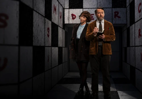 Ten kryminał to szalone połączenie MORDERSTW PO SĄSIEDZKU i PEEP SHOW z 93% pozytywnych recenzji
