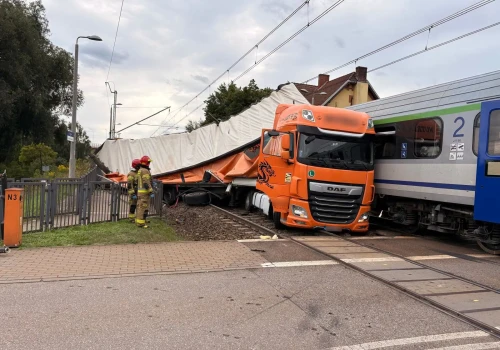 Zatrzymywanie praw jazdy na przejazdach kolejowych – rząd szykuje 2,8 tys. kamer