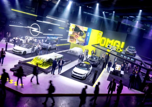 Opel przenosi niemiecką autostradę do Paryża. Nowe kombi i sportowe emocje
