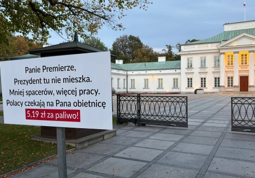 Nawrocki kontratakuje. Przed Belwederem postawił tabliczkę z przesłaniem dla Tuska