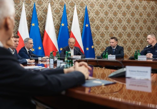 Pilna narada u premiera po serii ataków w placówkach oświatowych. „Nieletni zabójca ze szkoły pod Wyszkowem miał kask z kamerką”. Będzie więcej patroli policji