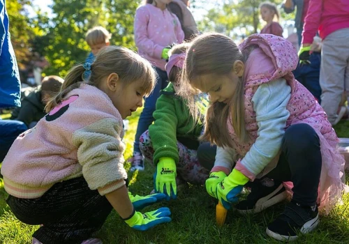 Dzieci sadziły krokusy w Parku św. Kingi. Wydarzenie zorganizowała kopalnia
