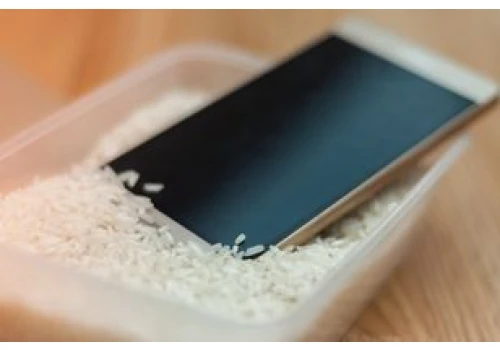 Zalany telefon do ryżu? Eksperci mówią jasno