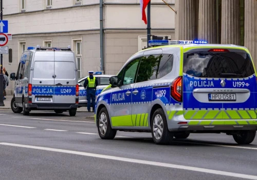 Ataki w polskich szkołach. Generał ostrzega: Policjant przed szkołą nie wystarczy