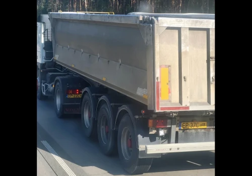 Volvo FM12 oraz wywrotka zarejestrowane na żółte tablice – co na to przepisy?
