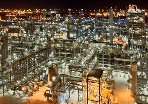 Katar odbudowuje produkcję LNG po atakach Iranu. Przełom w kluczowym projekcie
