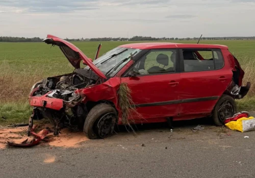 Dachowanie Skody, pięć dziewczyn w pojeździe. Jedna jest ranna