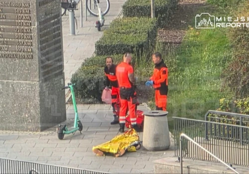Dramatyczna akcja ratunkowa w centrum Warszawy. 85-latek zmarł przy wyjściu z „Patelni”