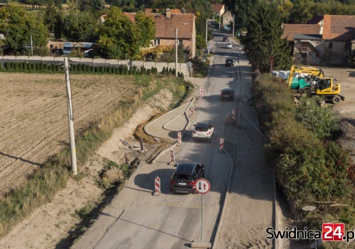 Uwaga, wąsko! Kierowcy obawiają się drogowych zatorów z powodu zwężenia jezdni