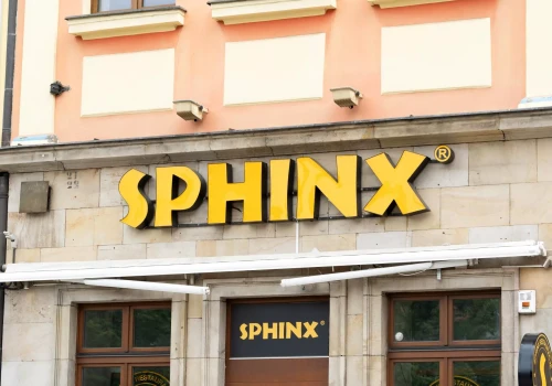 Sfinks ze spadkiem przychodów ze sprzedaży. Marka kontynuuje transformację