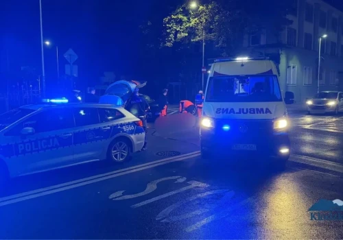 Pieszy potrącony przez Volkswagena Beetle w Kłodzku. Został zabrany do szpitala
