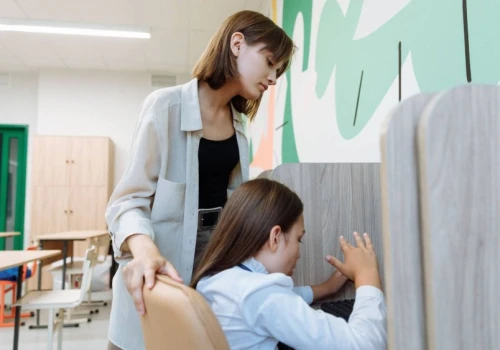 Zamiast podwyżki więcej godzin przy tablicy. Tak chcą podnieść pensje nauczycielom