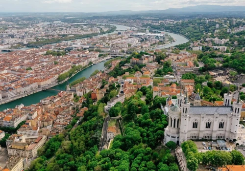 Ma zabytki UNESCO, niezwykłe murale i piękne parki. To idealne miasto na city break