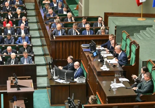 Sejm reaguje po atakach nożowników w szkołach. Ponownie uchwalił ustawę