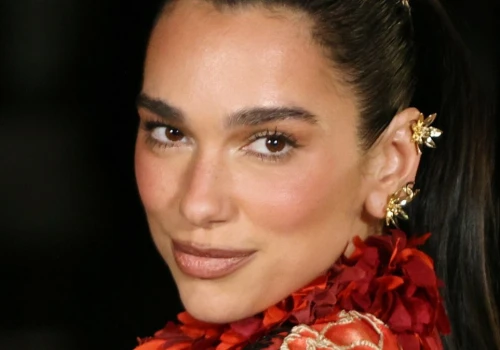 Dua Lipa wyróżniła się w tłumie gwiazd. Buty skrywały zaskakujący detal