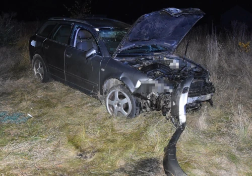 Audi staranowało ogrodzenia dwóch posesji. Pijany 60-latek trafił do celi
