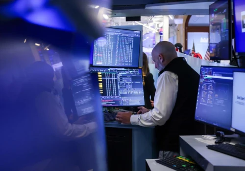 Akcje producentów chipów ciągną Wall Street w dół, ropa mocno drożeje