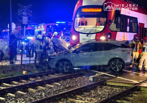 Kierujący Nissanem wjechał pod pociąg WKD. Ruch jest zablokowany
