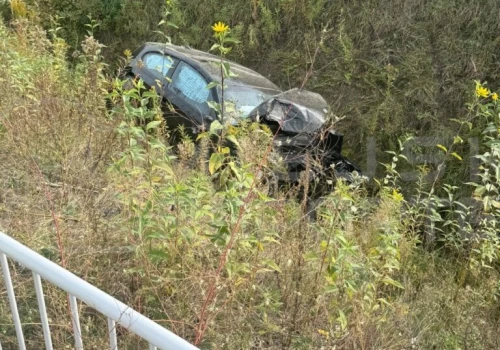 BMW w głębokim rowie pod Warszawą. Po kierowcy ani śladu