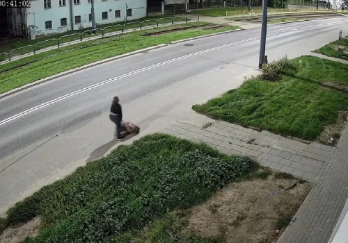 Makabryczne odkrycie przy śmietniku w Elblągu. Policja ustaliła tożsamość kobiety od walizki