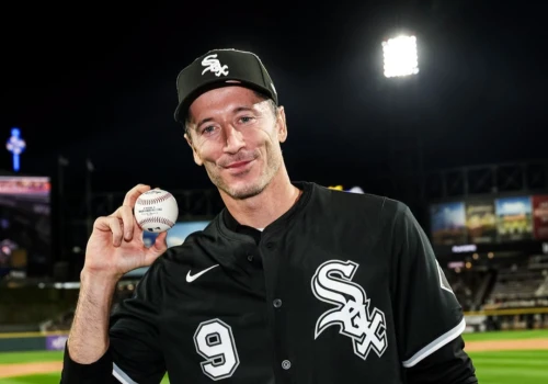 Robert Lewandowski w roli baseballisty! Polski gwiazdor wykonał pierwszy rzut na stadionie Chicago White Sox