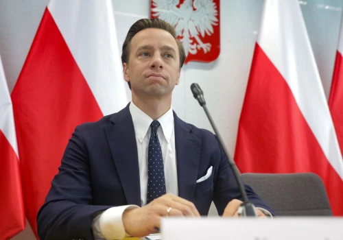Bosak o działaniach rządu Tuska po atakach w szkołach. „Odrażające żerowanie na tragedii”