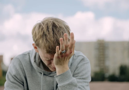 Patrole pod szkołą nie zatrzymają nienawiści. Co socjologia i psychologia mówią o falach przemocy w szkołach?