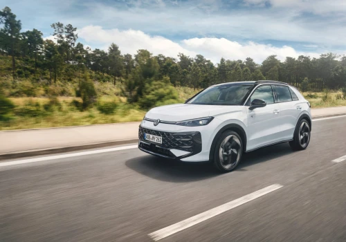 Volkswagen T-Roc z full hybrid 136 KM od 138 990 zł. Elektryczna jazda bez ładowania
