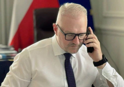 Sztab kryzysowy w Olsztynie. Wojewoda wysyła pilnie policjantów do szkół
