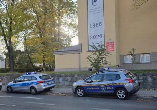 Patrole policji pod szkołami w Nowym Sączu. Samorządowcy apelują o spokój. Nie ma powodów do paniki!