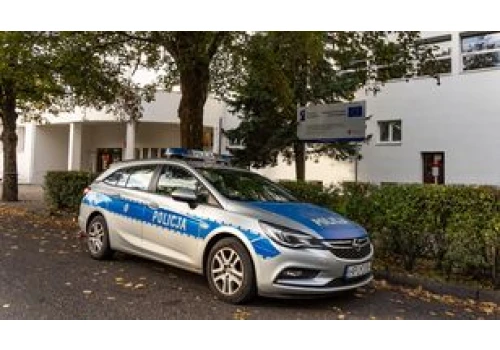 Policja kontroluje szkoły w Pile. Kilka razy dziennie