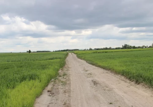 Wybudowali nową drogę, ale ciągniki mają zakaz wjazdu. Zamiast skrótu rolnicy mają objazdy