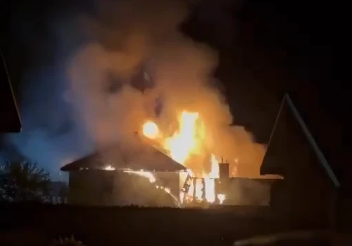 Nocny pożar w Szczyrku. Dach w ogniu, strop się zawalił, 11 zastępów straży w akcji
