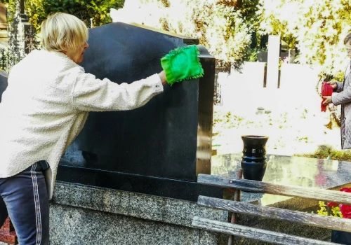 Nie czekam do Wszystkich Świętych. Tym czyszczę nagrobki już teraz