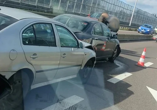 Zderzenie osobówek na S12/S17 na wysokości Kazimierzówki. Zator w kierunku Lublina