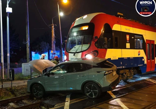 Kierujący osobówki wjechał pod pociąg WKD. Zdarzenie w Regułach