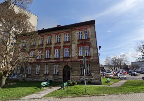 Zabytkowa kamienica obok ratusza niszczeje. To ostatni taki budynek w tej okolicy