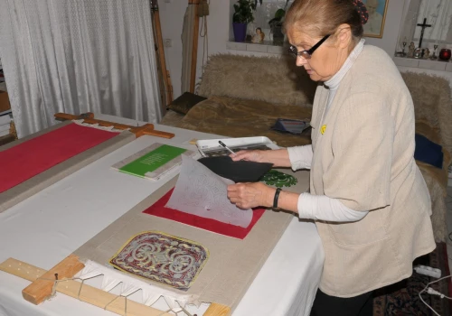 Tysiące ściegów, 55 lat pracy i ponad 150 sztandarów. Niezwykła artystka z Barczewa